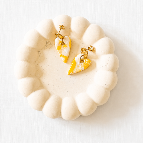 Les mareva — boucles d’oreilles cœur allongé jaune, blanc nacré et doré – bijoux lumineux fait main | collection soleil d’été