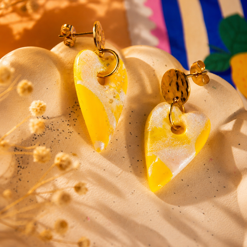 Les mareva — boucles d’oreilles cœur allongé jaune, blanc nacré et doré – bijoux lumineux fait main | collection soleil d’été