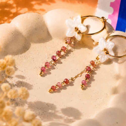 Boucles d’oreilles fleurs nacrées et perles roses, créoles dorées en acier inoxydable, bijoux faits main femme, petites séries