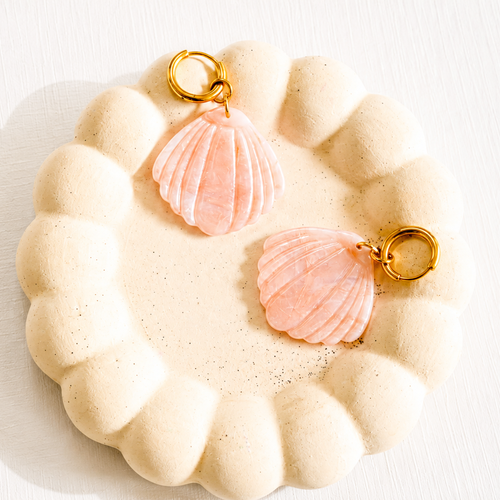 Créoles coquillage sable au style bohème chic