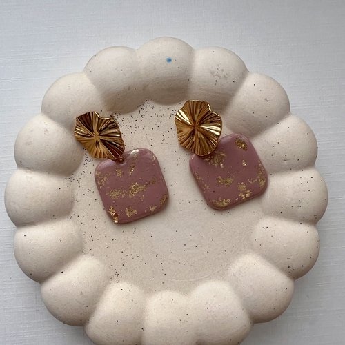 Boucles d'oreilles carré rose poudré feuille d'or