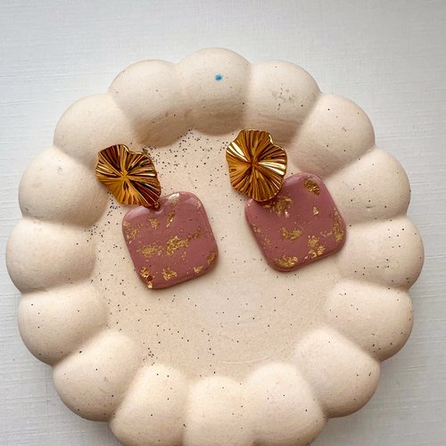Boucles d'oreilles carré rose poudré feuille d'or