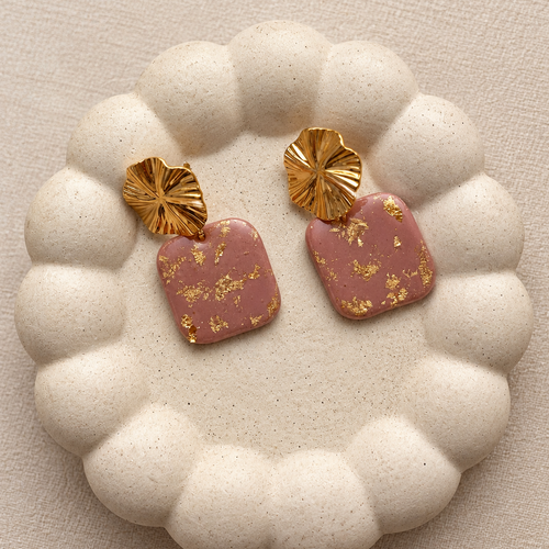 Boucles d'oreilles carré rose poudré feuille d'or