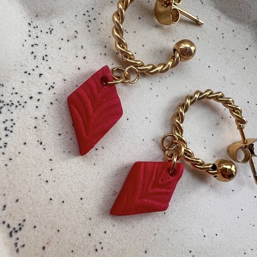 Créoles torsadées losange rouge texturé