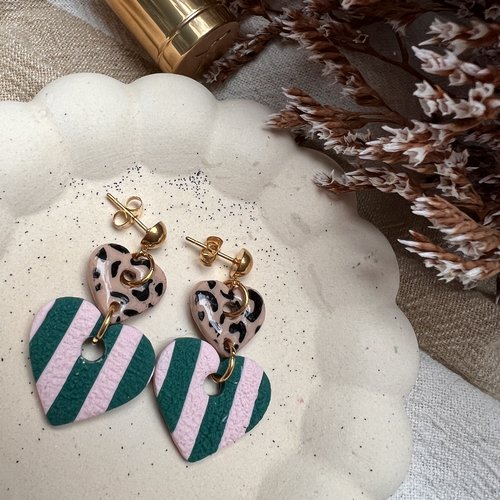 Boucles d’oreilles cœur – léopard & rayures vert sapin (acier inoxydable 316)