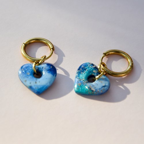 Les mini chloé — boucles d’oreilles cœur bleu océan et doré – bijou fait main inspiré bretagne