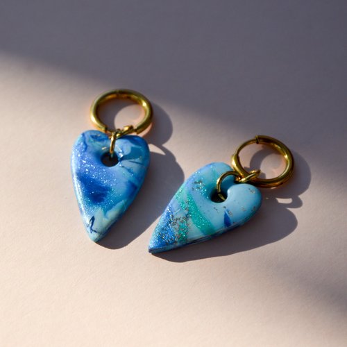 Les maréva — boucles d’oreilles cœur allongé bleu océan et doré – bijou fait main élégant