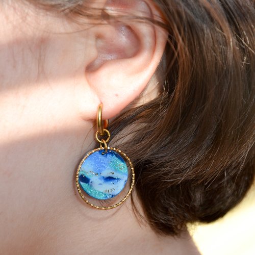 Les naya — boucles d’oreilles créoles bleu océan et doré – bijou fait main élégant