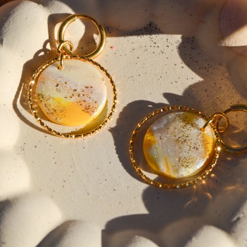 Les naya — boucles d’oreilles effet nacré jaune et doré – créoles lumineuses inspirées de l’été | fait main