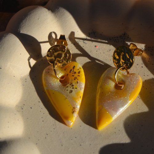 Les mareva — boucles d’oreilles cœur allongé jaune, blanc nacré et doré – bijoux lumineux fait main | collection soleil d’été