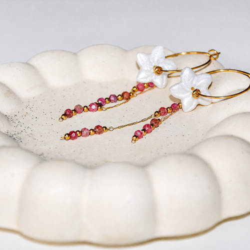 Boucles d’oreilles fleurs nacrées et perles roses, créoles dorées en acier inoxydable, bijoux faits main femme, petites séries