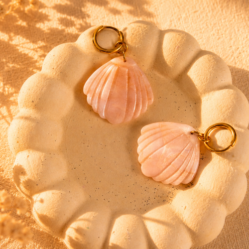 Boucles d’oreilles coquillage nacré | créoles dorées acier inoxydable | bijoux été femme | boucles légères plage bohème