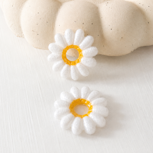 Boucles d’oreilles pampilles marguerite en pâte polymère – créoles dorées