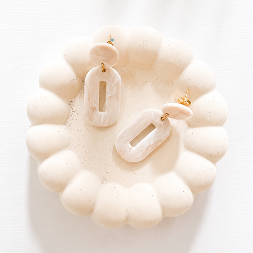 Boucles d’oreilles pendantes – rectangle nacré / ivoire marbré
