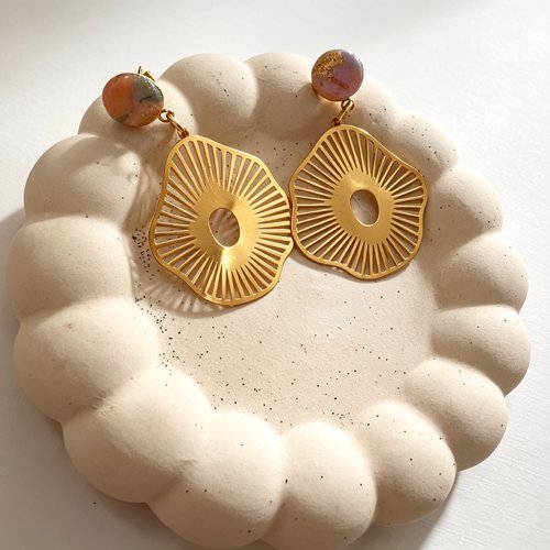 Boucles d’oreilles pendantes – pampille soleil dorée & puce marbrée - capucine