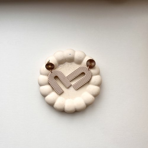 Boucles d'oreilles arche striée beige