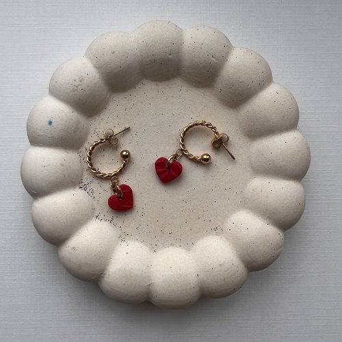 Créoles torsadées petit cœur rouge texturé - 15mm