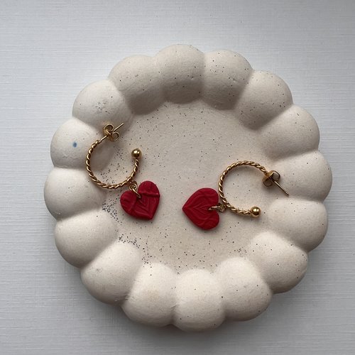 Créoles torsadées petit cœur rouge texturé