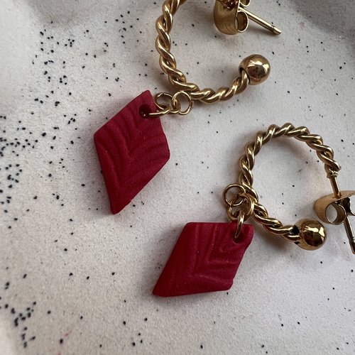 Créoles torsadées losange rouge texturé