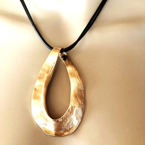 Pendentif doré métal moderne sur collier double cordons en coton noir 42/50 cm bijou femme