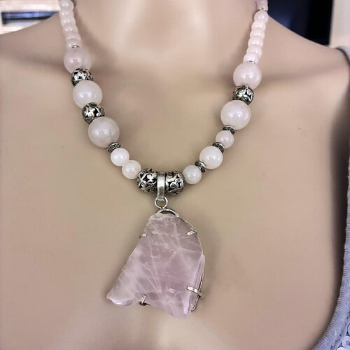 Collier quartz rose superbe pendentif très original brut en pierres fines 50 cm bijou femme