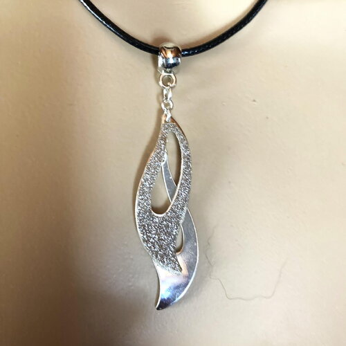Pendentif élégant sur collier cordon en coton ciré noir 45/50 cm bijou femme