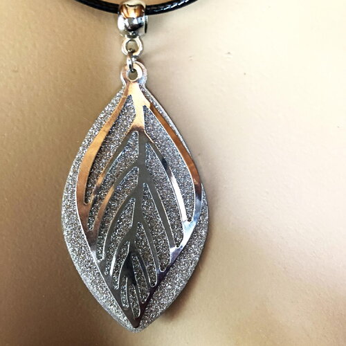 Pendentif élégant sur collier cordon en coton ciré noir 45/50 cm bijou femme
