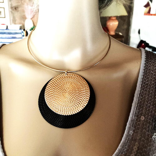 Pendentif doré et noir métal fin plat sur collier ras de cou métal doré bijou femme