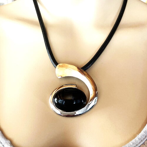 Pendentif argenté et noir métal sur collier 47/52 cm cordon 3mm en coton noir bijou femme