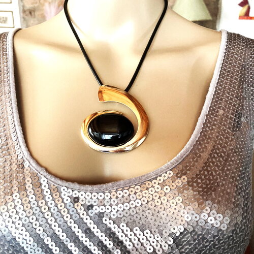 Pendentif doré et noir métal sur collier 45/50 cm cordon 2mm en coton noir bijou femme