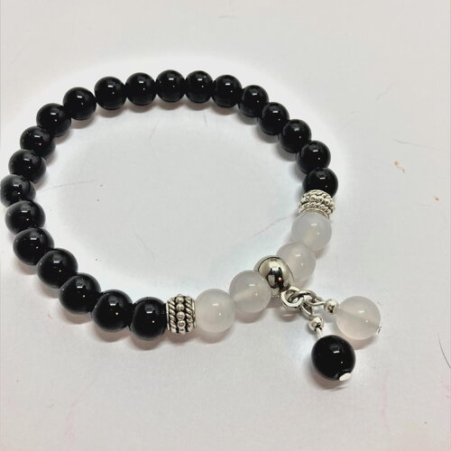Onyx noir, agate blanche, bracelet tendance de 16 à 19 cm perles de 8mm avec breloques bijou femme