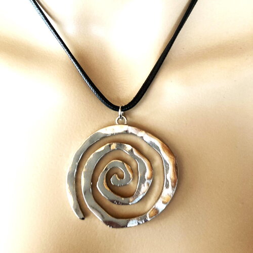 Pendentif original en métal argenté martelé sur collier double cordon en coton noir 40/45 cm bijou femme