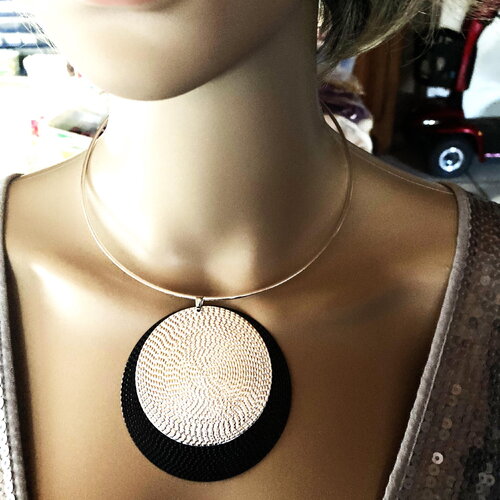 Pendentif argenté et noir métal fin plat sur collier cercle ras de cou métal argenté bijou femme