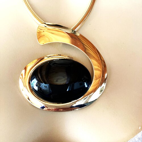 Pendentif doré et noir métal sur collier 45/50 cm cordon 2mm en coton noir bijou femme