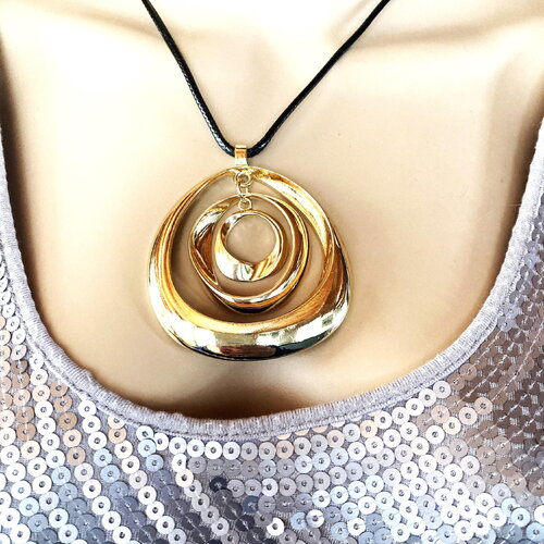 Pendentif doré métal moderne sur collier cordon en coton noir 90 cm bijou femme