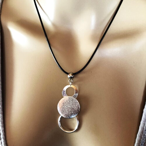 Pendentif élégant sur collier cordon en coton ciré noir 45/50 cm bijou femme