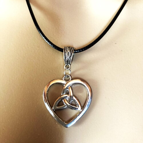 Pendentif coeur noeud celtique en acier inoxydable sur collier cordon en coton ciré noir 45/50 cm bijou femme