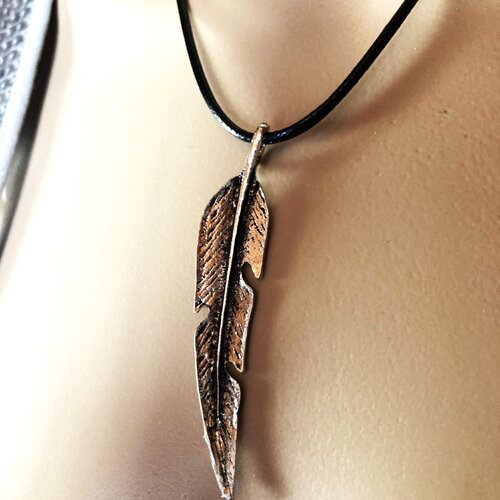 Pendentif plume métal sur collier cordon en coton ciré noir 45/50 cm bijou femme
