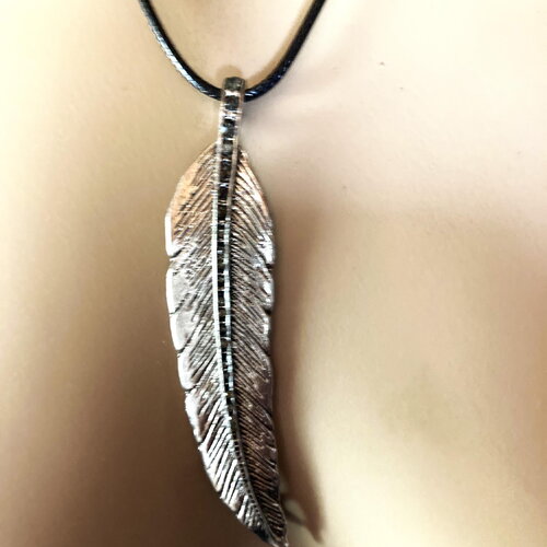 Pendentif plume métal sur collier cordon en coton ciré noir 45/50 cm bijou femme