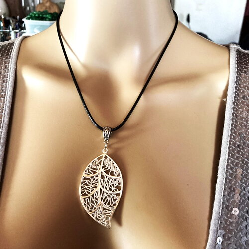 Pendentif feuille sur collier cordon en coton ciré noir 45/50 cm bijou femme