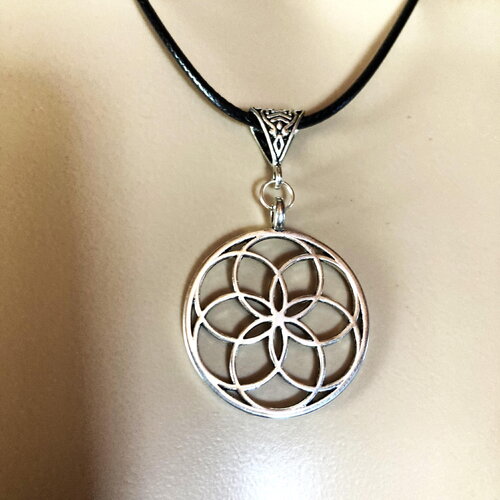 Pendentif fleur de vie en acier inoxydable sur collier cordon en coton ciré noir 45/50 cm bijou femme
