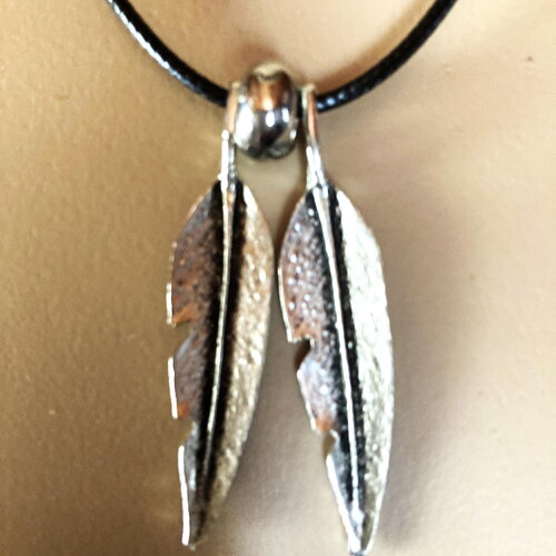 Pendentif plumes métal sur collier cordon en coton ciré noir 45/50 cm bijou femme