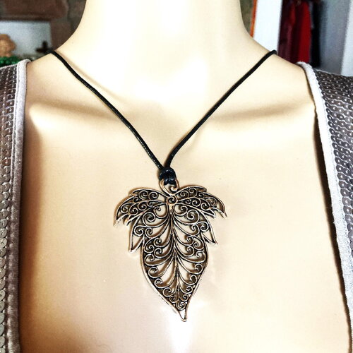 Pendentif feuille sur collier cordon long en coton ciré noir 80 cm bijou femme