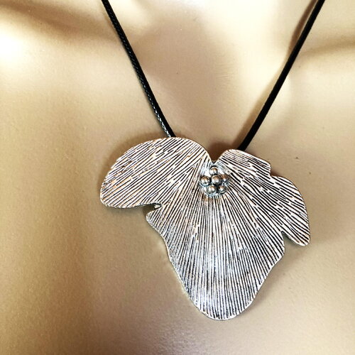 Pendentif feuille sur collier cordon en coton ciré noir 45/50 cm bijou femme