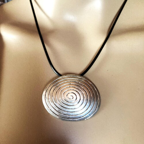 Pendentif original oval en métal sur collier cordon en coton ciré noir 45/50 cm bijou femme