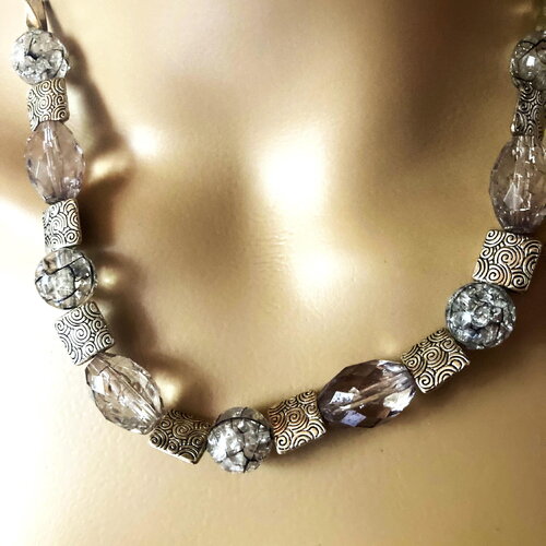 Collier jolies perles carrées métal martelées argentées et jolies perles fantaisie en acrylique finition chaîne argentée bijoux femme.