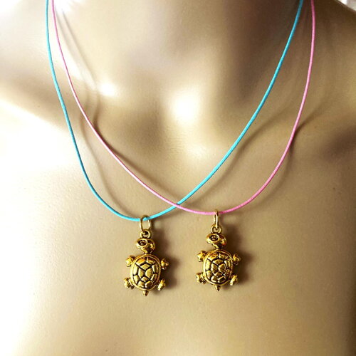 Pendentif fille, garçon tortue dorée tendance collier cordon 45/50 cm couleur rose ou bleu bijou fille, garçon.