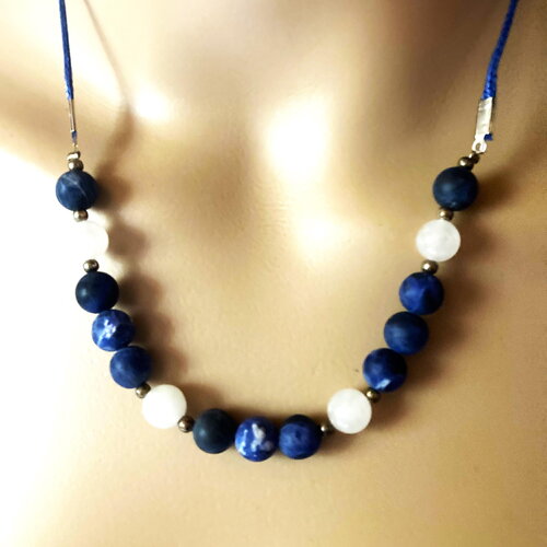 Collier agate bleue jean mat et agate blanche sur collier cordon bleu 45/50 cm bijou femme