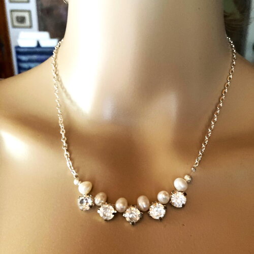 Collier élégant perles de culture eau douce baroque blanche avec cristal clair sur chaîne argentée bijoux femme.