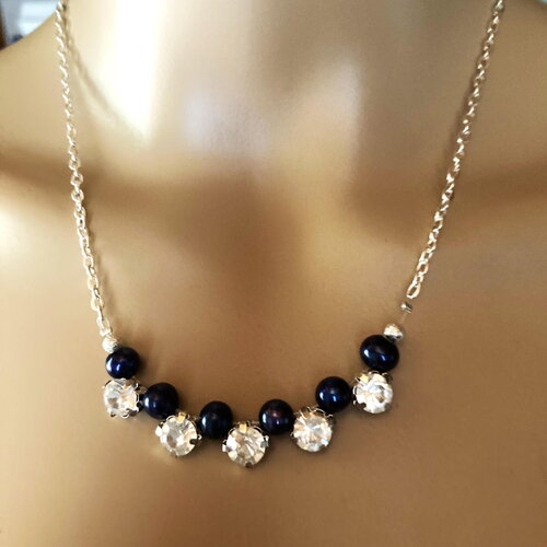 Collier élégant perles de culture eau douce baroque noire avec cristal clair sur chaîne argentée bijoux femme.